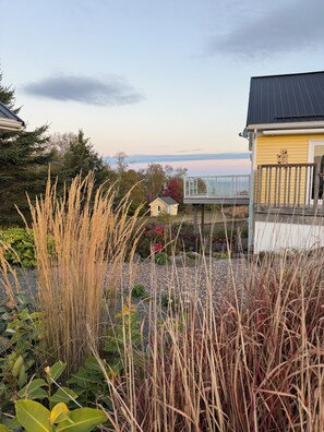 Property grounds - Oceanfront Retreat on the Bay of Fundy – Stunning Views & Serene Privacy (Berwick)