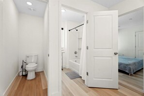 Ducha, secador de pelo, toallas y jabón