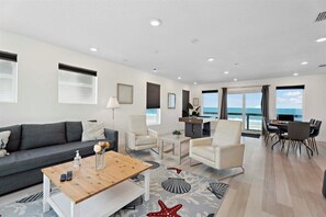 Una Smart TV, libros, un reproductor estéreo