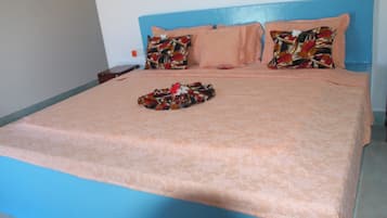 Värdeförvaringsskåp på rummet och mörkläggningsgardiner