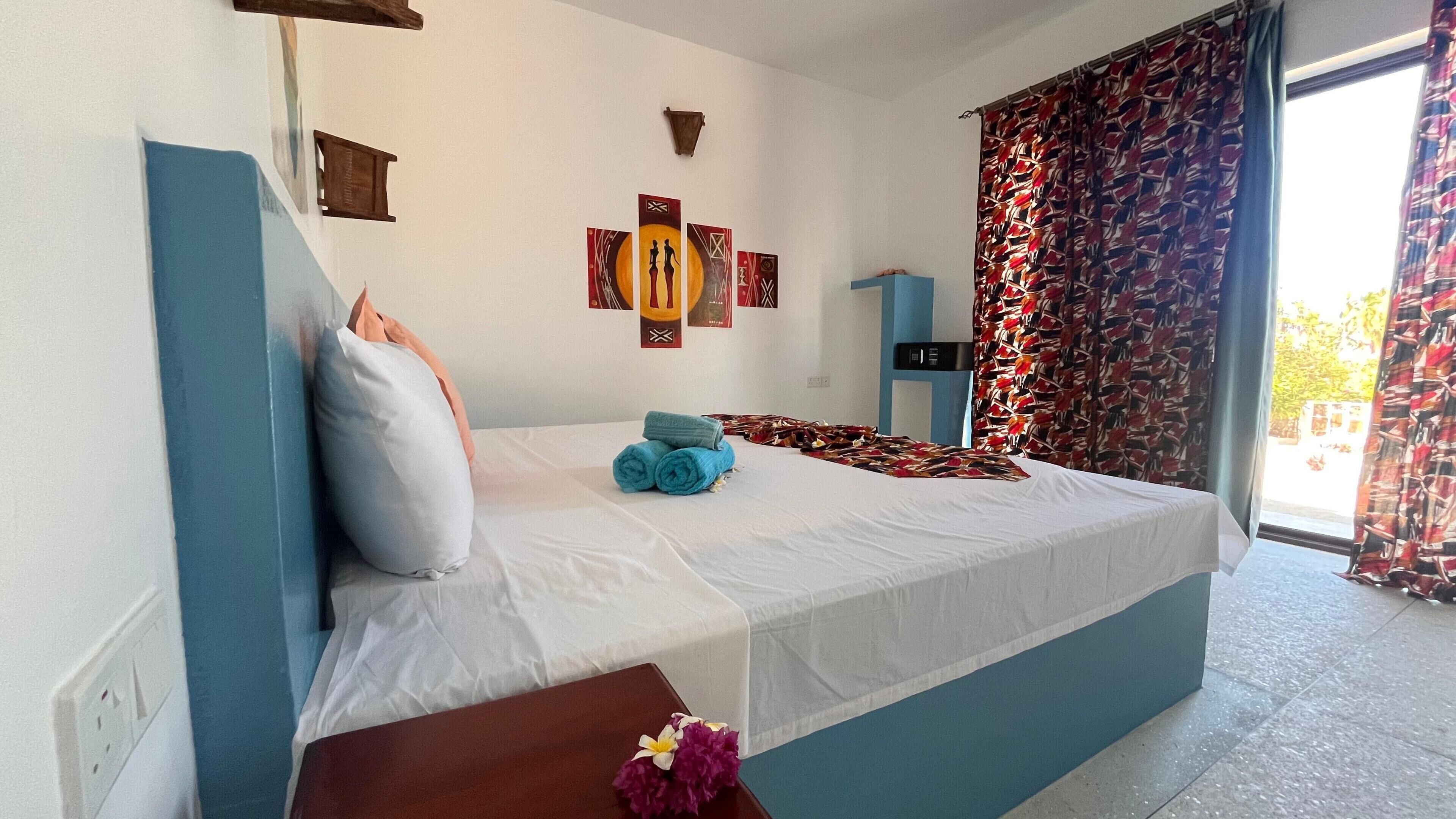 Comfort Twin kamer, uitzicht op zwembad | Een kluis op de kamer, verduisterende gordijnen