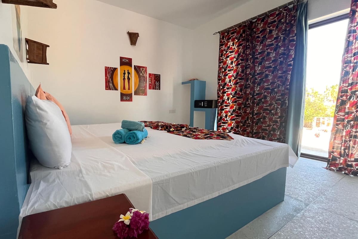 Comfort Twin Room, Pool View | In-room safe, blackout drapes