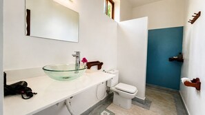 Suihku, ilmaiset hygieniatuotteet, hiustenkuivaaja, pyyhkeet