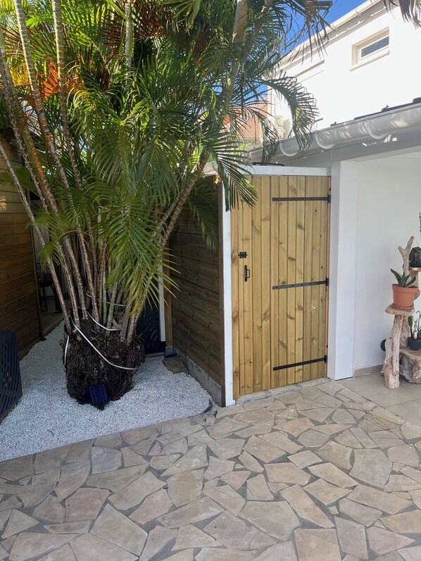 Exterior detail - Coco Banana - Small Double Room with Pool Access (Baie-Mahault)