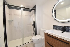 Shower, hair dryer, towels, soap - Mid-Century Modern House near Montreal (Longueuil)