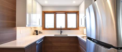 Refrigerador, microondas, horno y parrilla de estufa