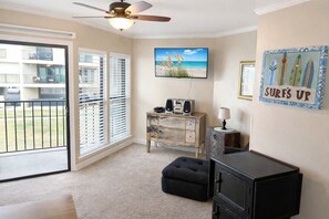 Interior - 2 balconies + pool + courtyard–Beachfront townhouse (Gulf Shores)