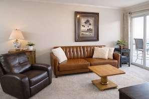TV, DVD player, books, stereo - 2 balconies + pool + courtyard–Beachfront townhouse (Gulf Shores)