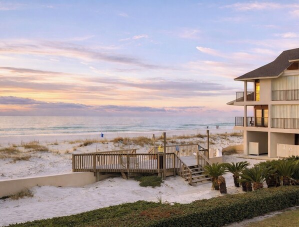 On the beach, sun-loungers - 2 balconies + pool + courtyard–Beachfront townhouse (Gulf Shores)