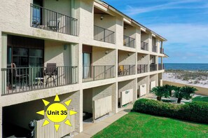 Exterior - 2 balconies + pool + courtyard–Beachfront townhouse (Gulf Shores)