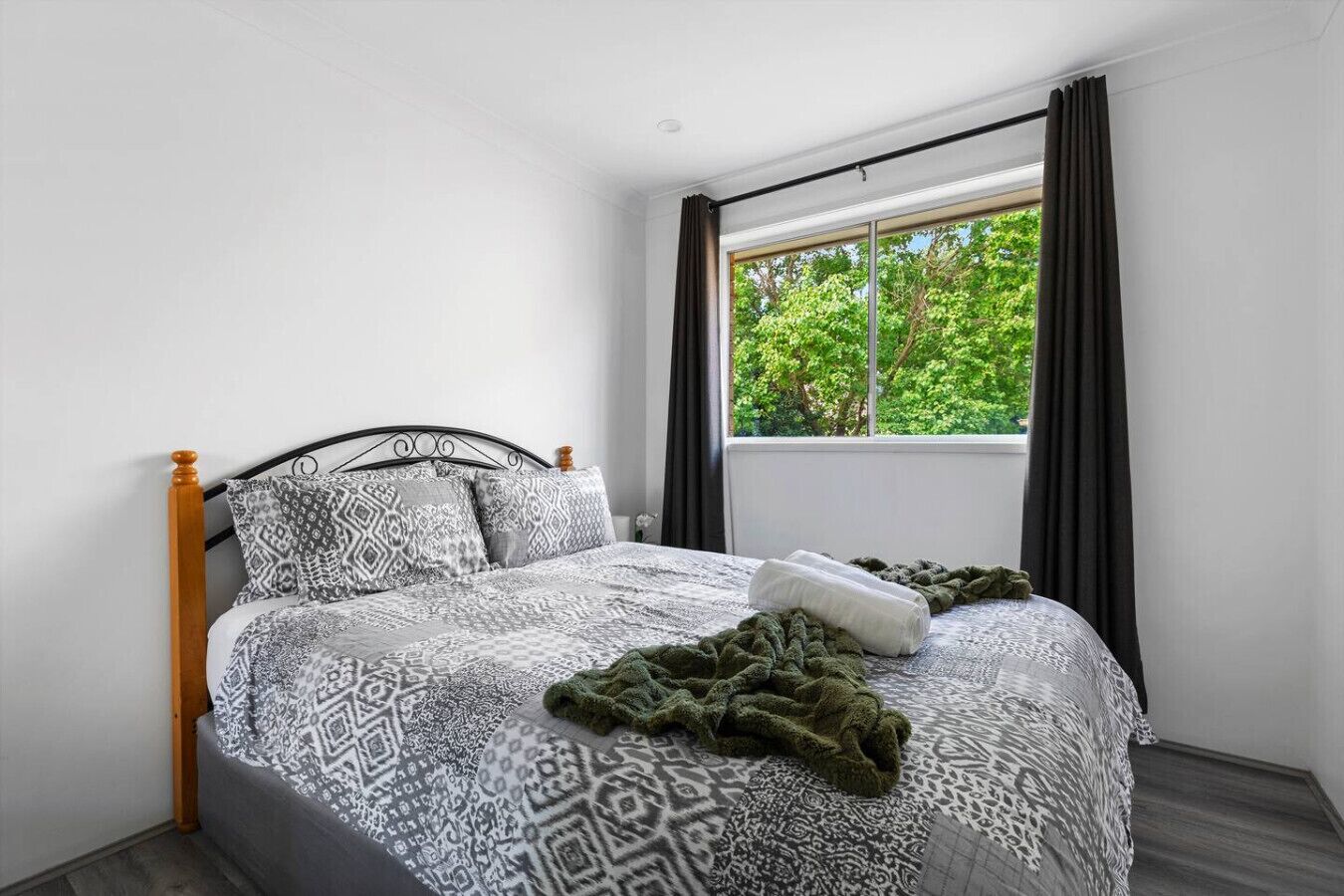 Desk, iron/ironing board, WiFi, bed sheets