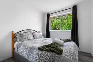 Desk, iron/ironing board, WiFi, bed sheets