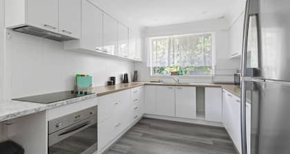 Modern 3BR Home • Free parking• Patio• Workspace