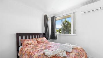 3 bedrooms, iron/ironing board, WiFi, bed sheets