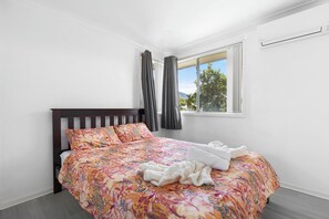 3 bedrooms, iron/ironing board, WiFi, bed sheets - Modern 3BR Home • Free parking• Patio• Workspace (Werrington)