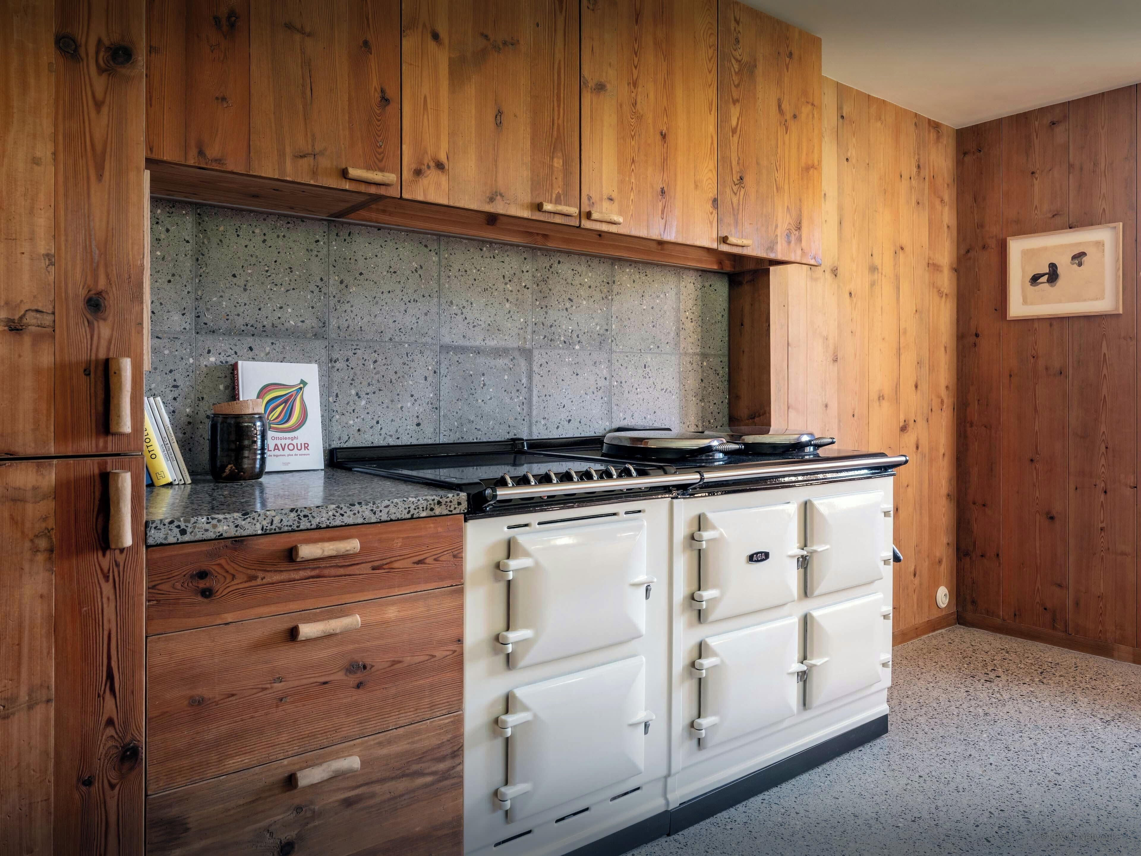 Een oven, een kookplaat, een koffiezetapparaat/waterkoker