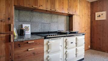 Een oven, een kookplaat, een koffiezetapparaat/waterkoker