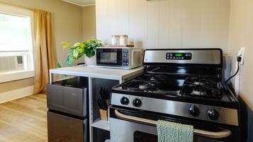 冰箱、微波炉、烤箱、炉灶