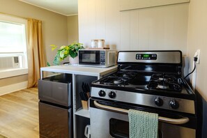 Fridge, microwave, oven, stovetop - Centrally Located King Bed Midtown Crosstown 1434 (Memphis)