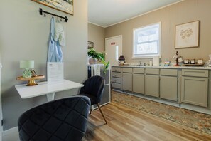 Interior - Centrally Located King Bed Midtown Crosstown 1434 (Memphis)