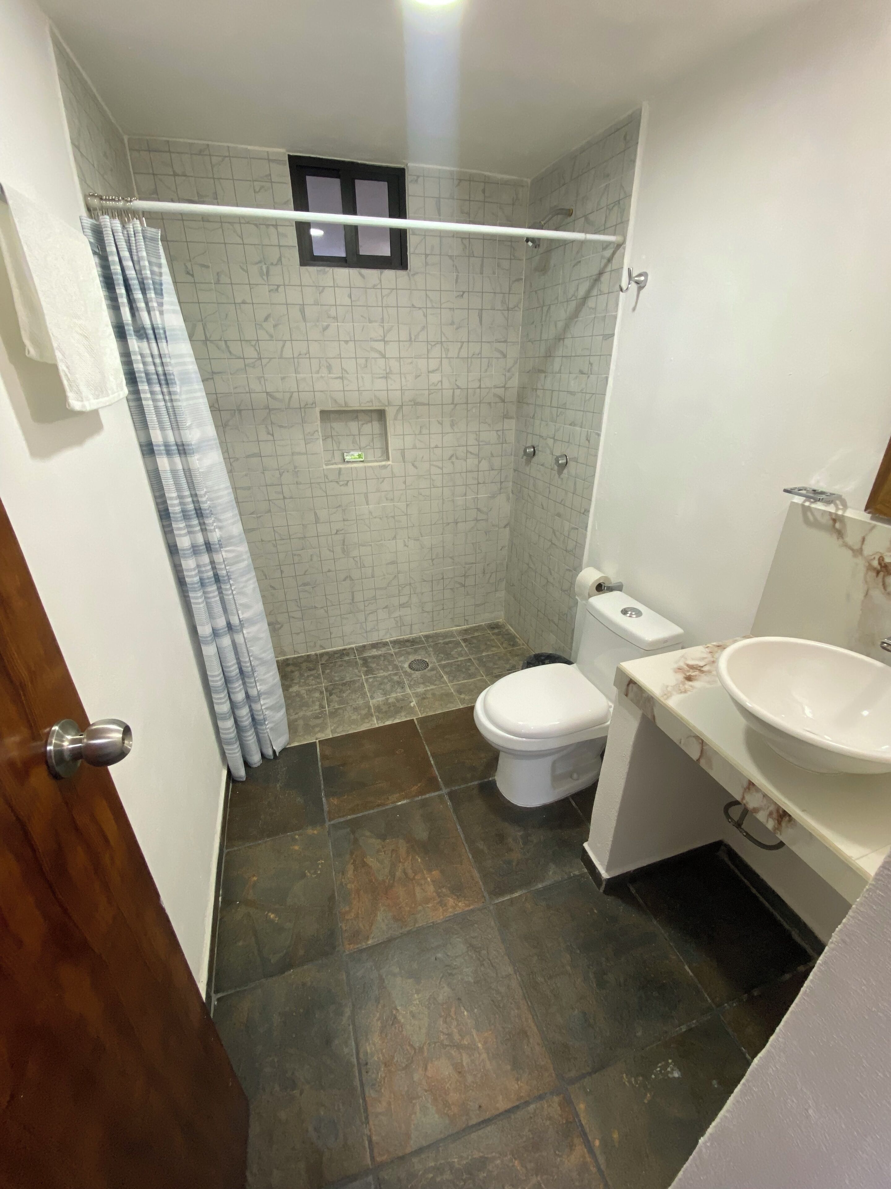 Douche, serviettes fournies, savon, papier toilette