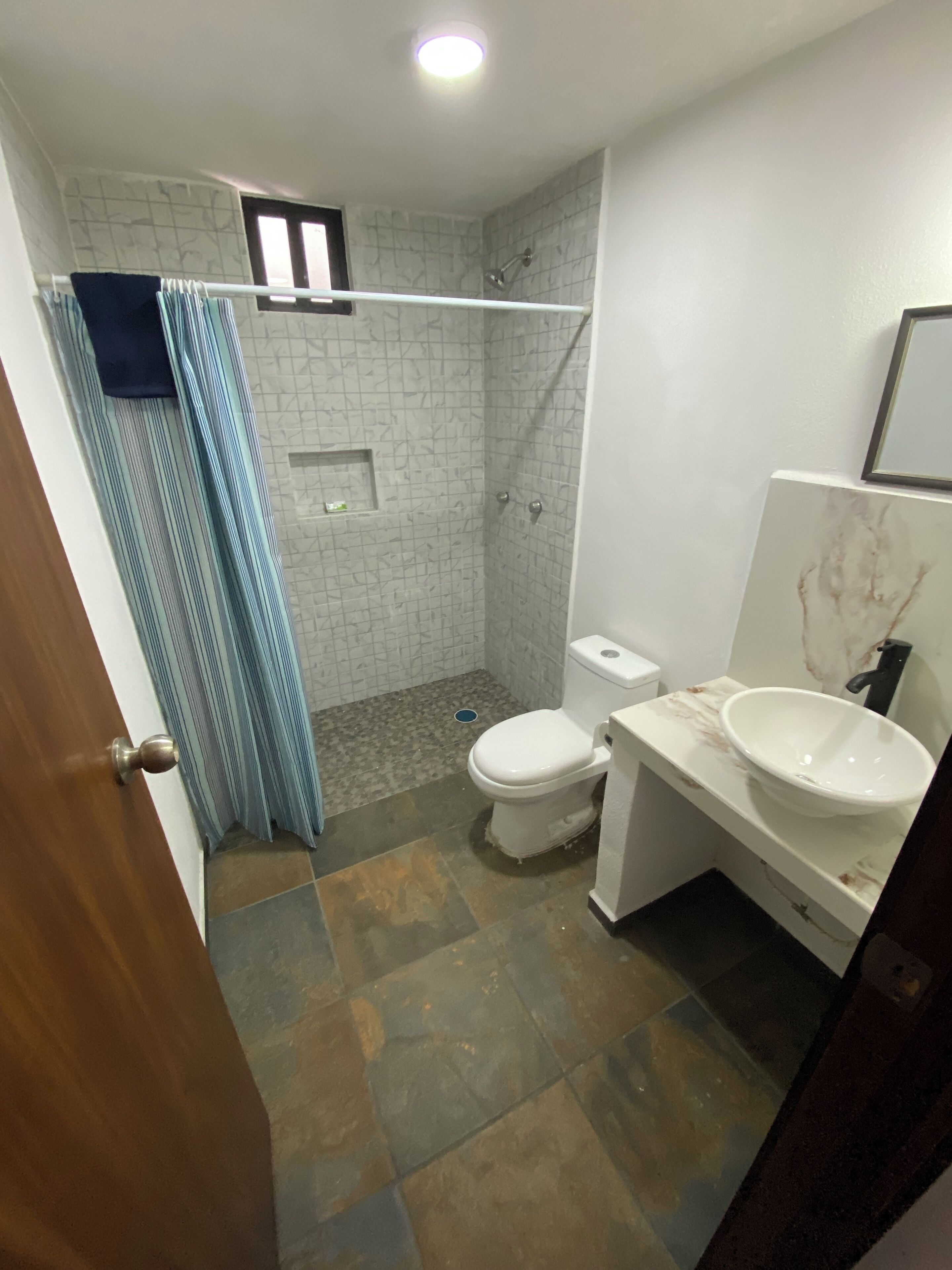 Ducha, toallas, jabón, papel higiénico