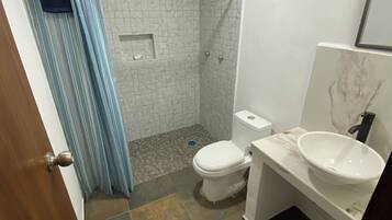 Ducha, toallas, jabón, papel higiénico