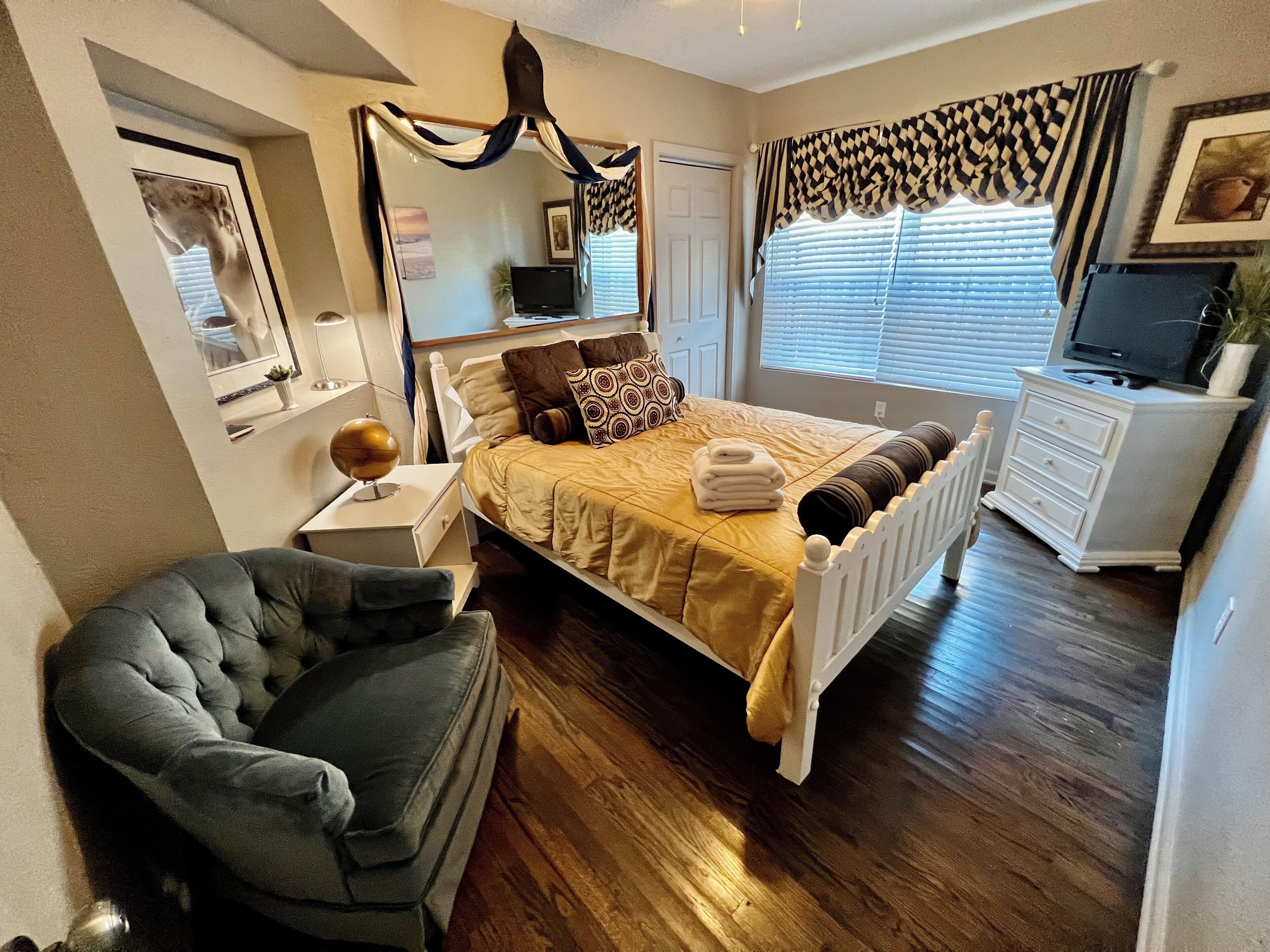 3 bedrooms, desk, iron/ironing board, travel cot