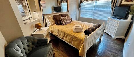 3 chambres, bureau, fer et planche Ă repasser, lit parapluie