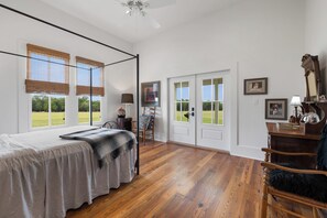 3 quartos, escrivaninha, ferros/tábuas de passar roupa