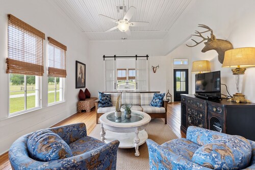 NEW Luxury Farmhouse Mins To Downtown Brenham W/Fishing Pond
