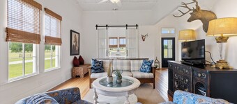 NEW Luxury Farmhouse Mins To Downtown Brenham W/Fishing Pond