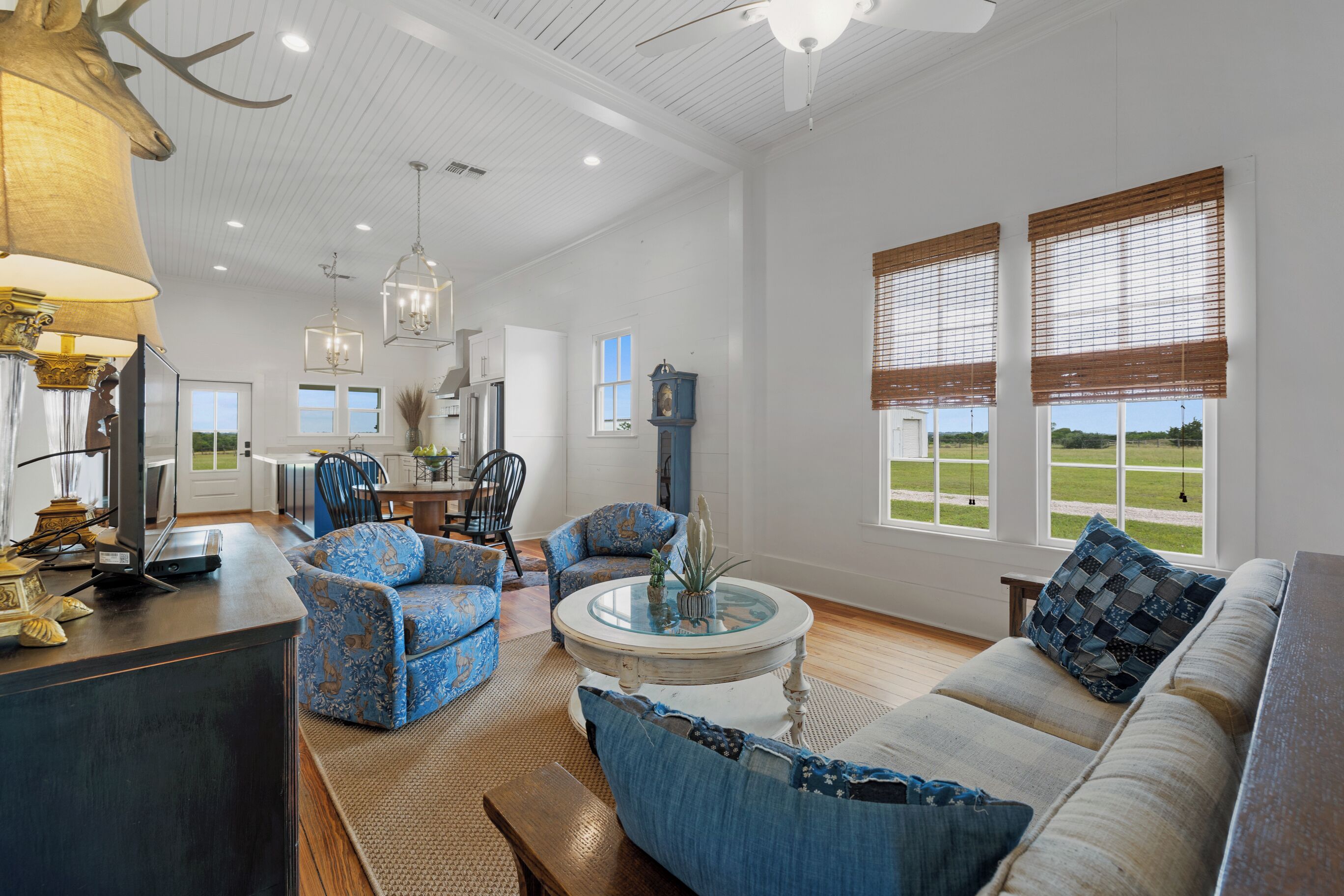 智能電視、壁爐、DVD 播放機、乒乓球設施