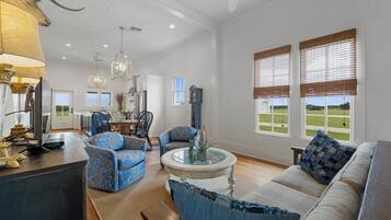 智能电视、壁炉、DVD 播放器、乒乓球