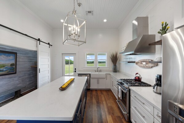 Jääkaappi, mikroaaltouuni, uuni, liesi