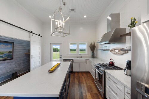 NEW Luxury Farmhouse Mins To Downtown Brenham W/Fishing Pond