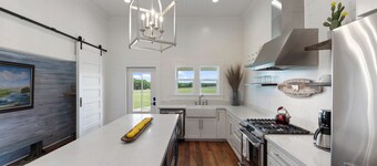 NEW Luxury Farmhouse Mins To Downtown Brenham W/Fishing Pond