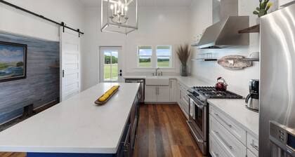 NEW Luxury Farmhouse Mins To Downtown Brenham W/Fishing Pond