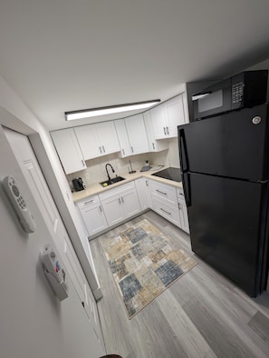 Jääkaappi, mikroaaltouuni, liesi, kahvin-/teenkeitin