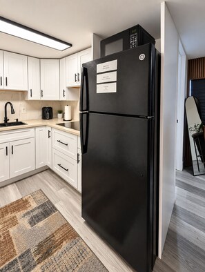 Private kitchen - Quiet Modern Studio • Full kitchen in Dania Beach (Hollywood)