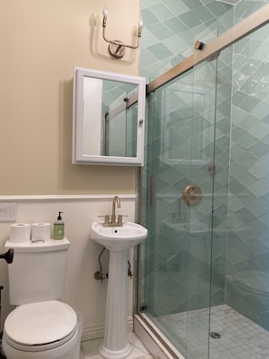 Suihku, hiustenkuivaaja, bidee, pyyhkeet