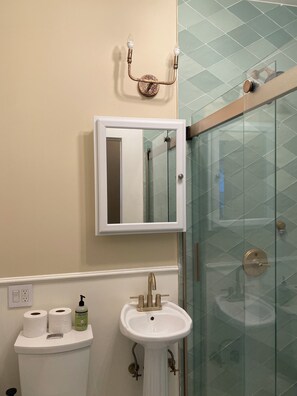 Ducha, secador de pelo, bidé y toallas