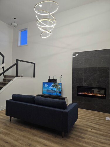 Enjoy this modern ENTIRE HOME in a welcoming and family-friendly neighbourhood!