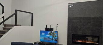 Enjoy this modern ENTIRE HOME in a welcoming and family-friendly neighbourhood!