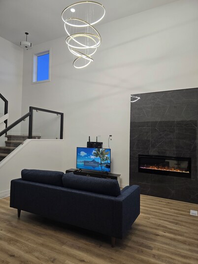 Enjoy this modern ENTIRE HOME in a welcoming and family-friendly neighbourhood!