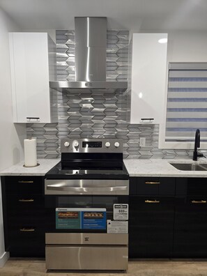 Four à micro-ondes, un four, surface de cuisson, lave-vaisselle