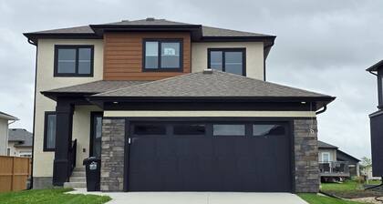 Enjoy this modern ENTIRE HOME in a welcoming and family-friendly neighbourhood!