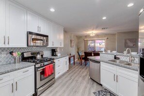 Interior - Escuda Phoenix (Phoenix)