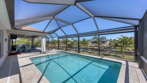 Une piscine couverte avec vue sur un quartier résidentiel.