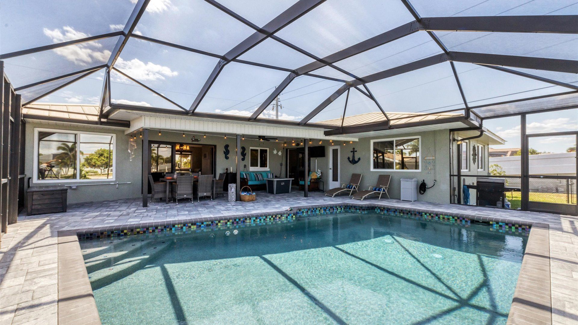 المنشأة من الداخل